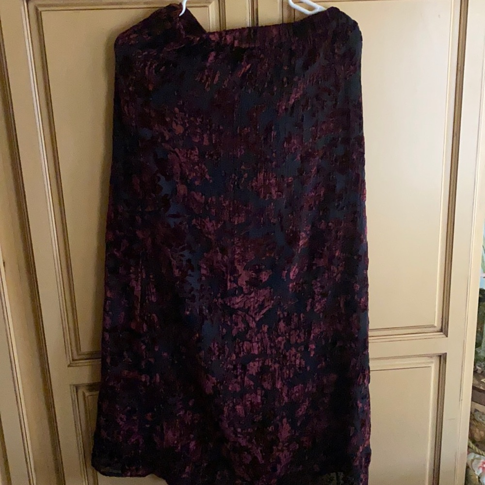 Very pretty burgundy cut velvet skirt by Chico’s